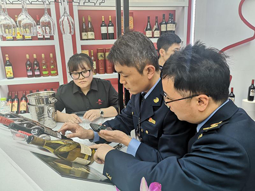 图片默认标题_fororder_成都市市场监管局执法人员检查现场（成都市市场监管局-供图）