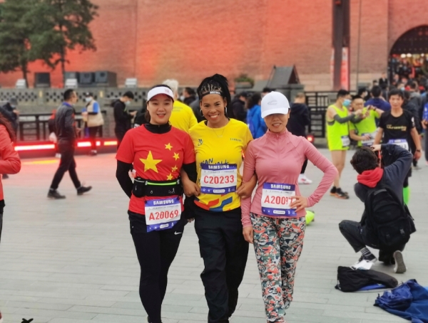4000多名马拉松爱好者在西安城墙上欢乐开跑