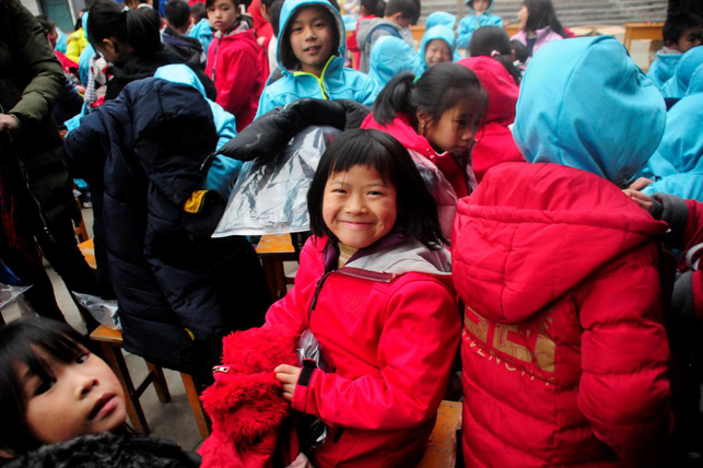 柳州三江：656套爱心保暖衣穿在贫困村儿童身上