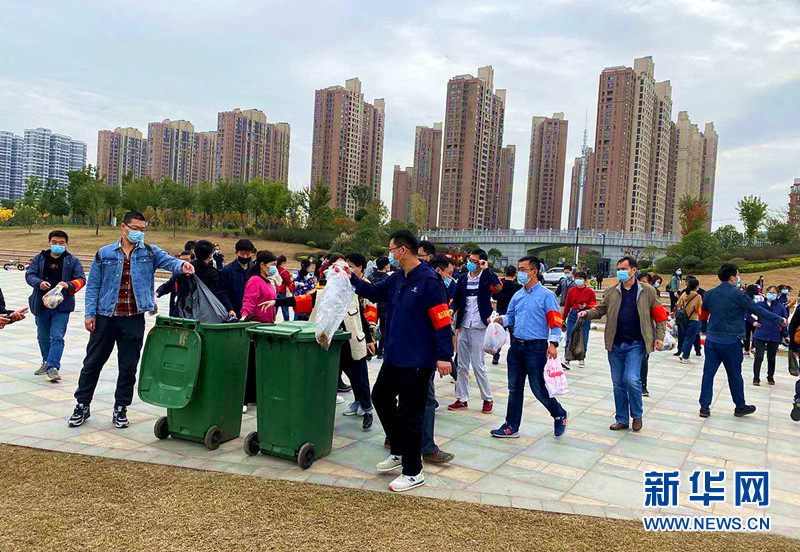 武汉：600名下沉党员长江边开展“保护母亲河”行动