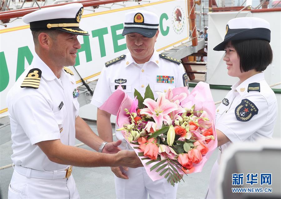 中国海军女兵向到访上海的墨西哥海军训练舰舰长阿尔特阿加上校献花