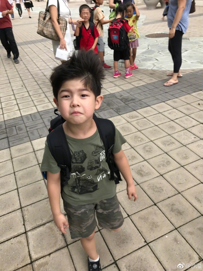 安吉一年级上学第一天 眼中含泪忍住不哭-国际在线