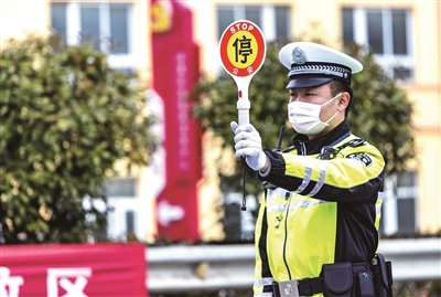 （焦点图）南京浦口交警在辖区检查点开展疫情防控