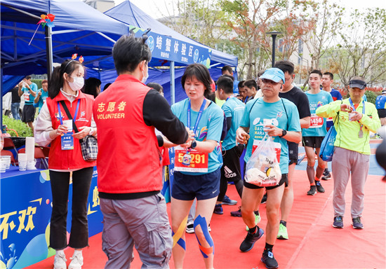 （B 健康列表 三吴大地南京 移动版）2020高淳国际慢城马拉松开跑 螃蟹元素受欢迎