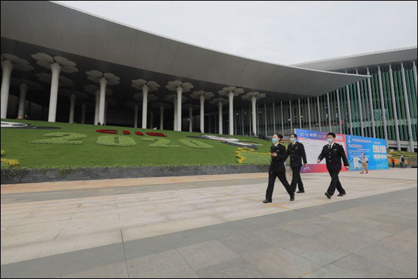 ศุลกากรจีนดำเนินการตรวจสอบวิสาหกิจที่เข้าร่วมงานแสดงสินค้านำเข้านานาชาติจีนครั้งที่ 3 ด้วยระบบดิจิทัล_fororder_20201026hg2