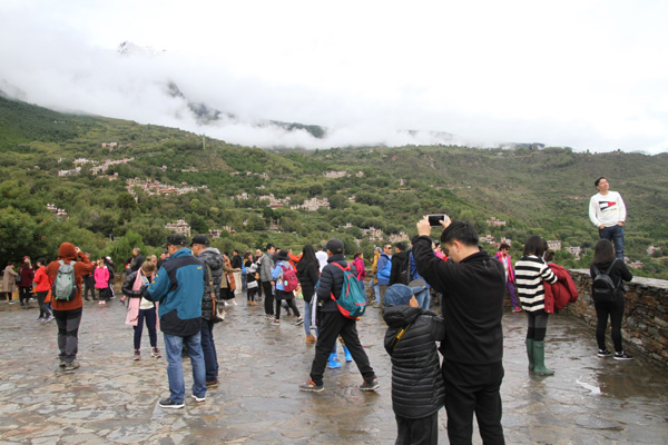 图片默认标题_fororder_7、“中国最美丽的乡村”甲居藏寨深受游人青睐--摄影---降初泽郎