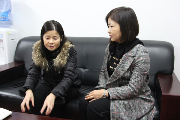 图片默认标题_fororder_唐莉芳（）左耐心地向前来咨询的刘英（右）介绍