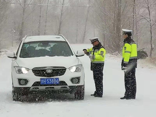 吉林省交警部门出动警力5000余人次确保交通安全