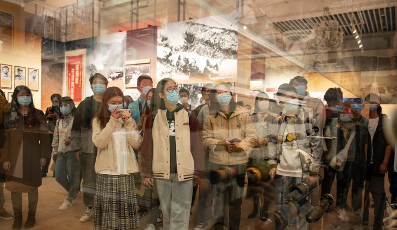 นักศึกษาและคณาจารย์จากสถาบันอุดมศึกษาในกรุงปักกิ่งเข้าชมนิทรรศการรำลึกครบรอบ 70 ปี การส่งทหารอาสาประชาชนจีนช่วยเกาหลีเหนือต้านทัพสหรัฐฯ_fororder_20201027高校师生3