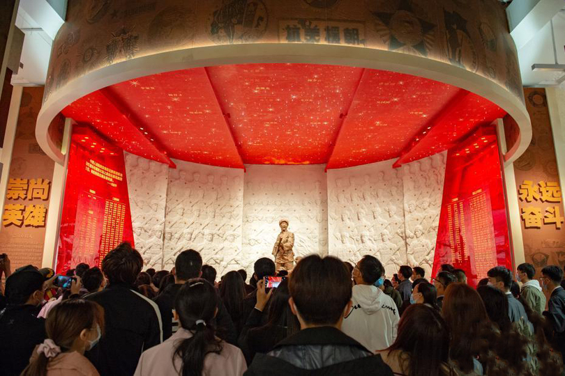 นักศึกษาและคณาจารย์จากสถาบันอุดมศึกษาในกรุงปักกิ่งเข้าชมนิทรรศการรำลึกครบรอบ 70 ปี การส่งทหารอาสาประชาชนจีนช่วยเกาหลีเหนือต้านทัพสหรัฐฯ_fororder_20201027高校师生2