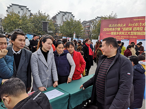 图片默认标题_fororder_招聘会现场-供图-成都市温江区永宁镇