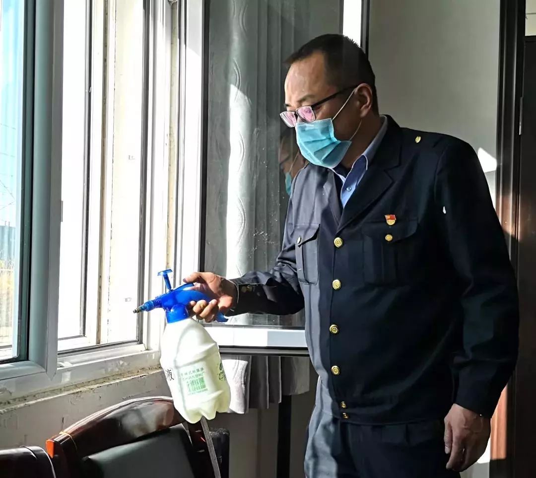 [国际在线]很想抱抱你，但是我不能……