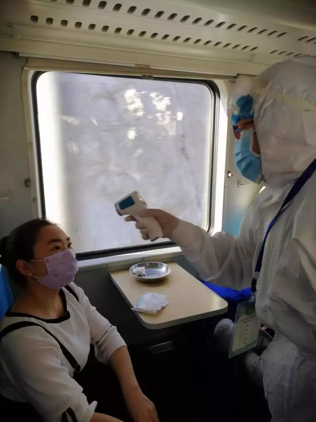 [国际在线]很想抱抱你，但是我不能……