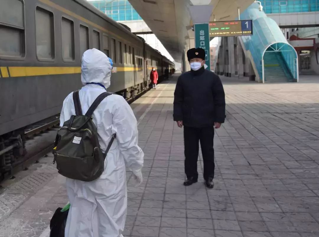 [国际在线]很想抱抱你，但是我不能……