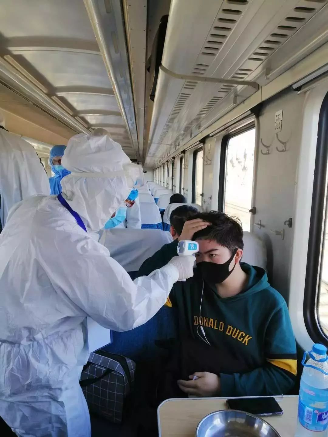 [国际在线]很想抱抱你，但是我不能……