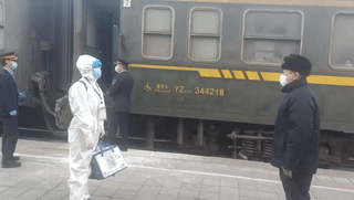 [国际在线]很想抱抱你，但是我不能……