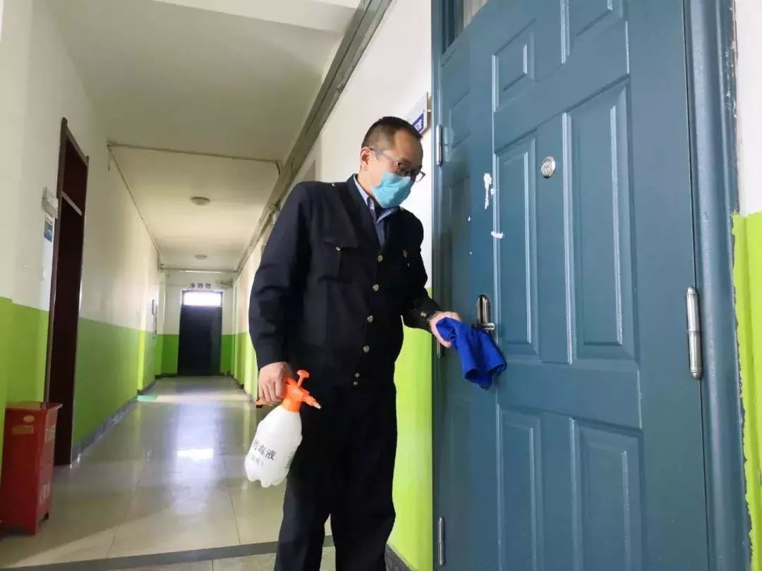 [国际在线]很想抱抱你，但是我不能……