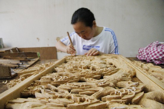 玉林云天文化城的木雕艺术是这样“炼”成的