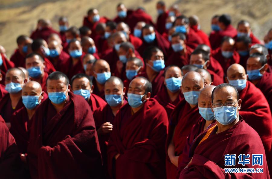 「新华网」拉萨各寺庙僧人为疫区祈福捐款
