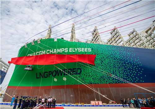 世界最大级别双燃料集装箱船在沪交付