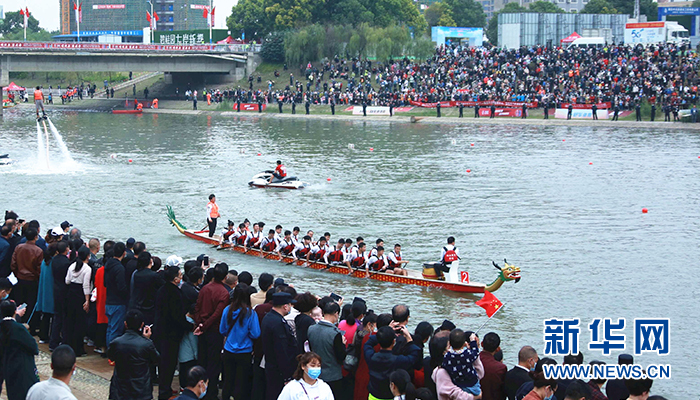 挥桨竞渡天门河 湖北省第十二届龙舟大赛开幕