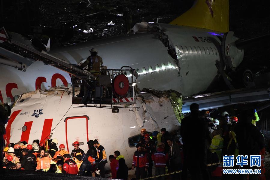 新华网■土耳其一客机降落时滑出跑道至少120人受伤