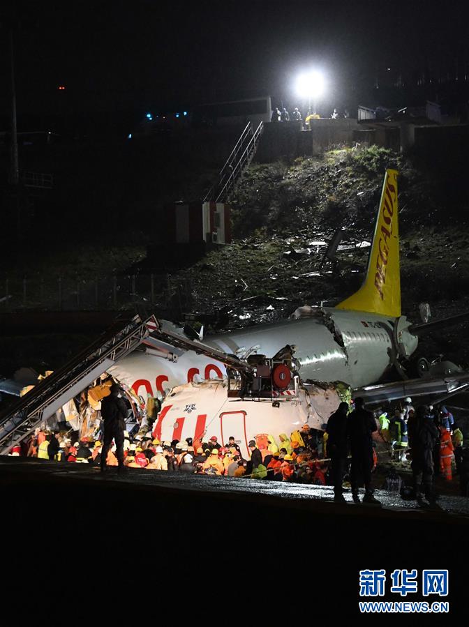 新华网■土耳其一客机降落时滑出跑道至少120人受伤