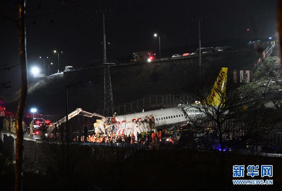 新华网■土耳其一客机降落时滑出跑道至少120人受伤