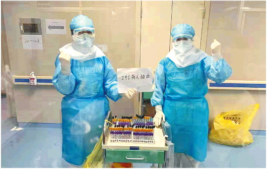 山东医疗队医护人员用自己的专业和爱心——抗击病毒 为患者撑起一片天