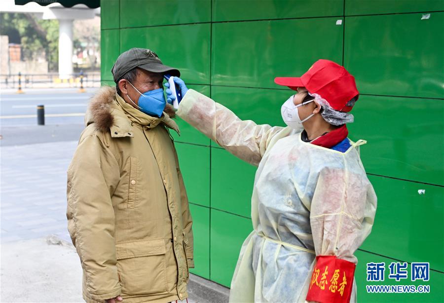 「新华网」武汉：坚守社区 共抗疫情