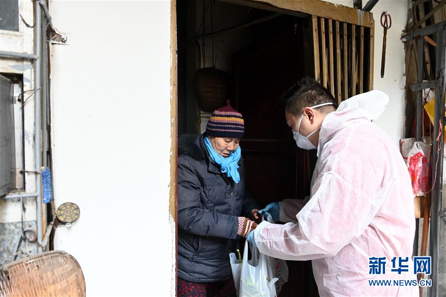 「新华网」武汉：坚守社区 共抗疫情