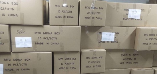 夜勤でマスクの生産をサポートする上海のボランティア