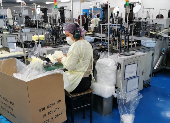 夜勤でマスクの生産をサポートする上海のボランティア