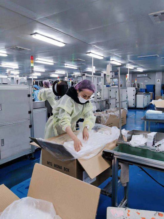 夜勤でマスクの生産をサポートする上海のボランティア