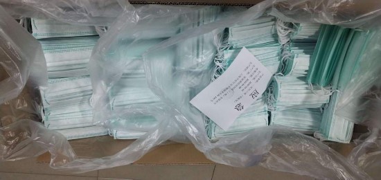 夜勤でマスクの生産をサポートする上海のボランティア