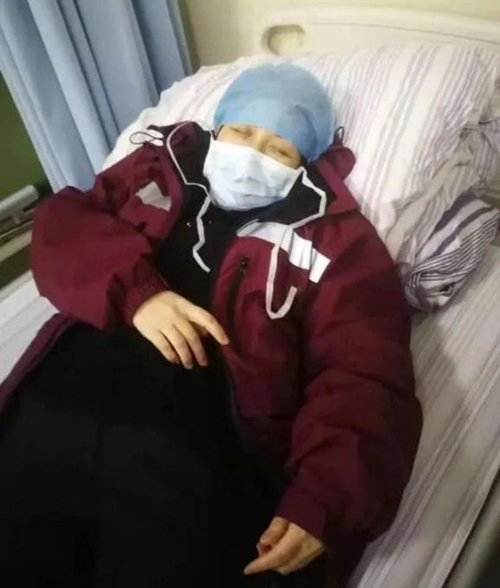 哈医大二院援鄂抗疫医疗队医生鲍永霞持续抢救重患5小时 累瘫在床