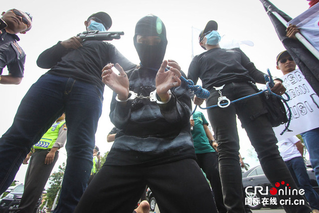 印尼示威者模拟死刑现场 要求政府立即处死外籍毒贩