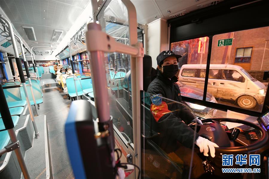 【新华网】西安公交开通12条“医护专线”