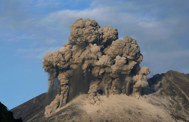 日本樱岛火山喷发 浓烟滚滚电闪雷鸣如临 地狱