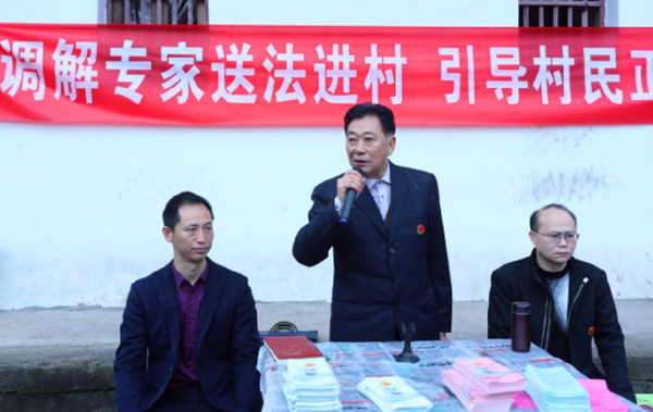 图片默认标题_fororder_郭太平（左二）给群众释疑解惑