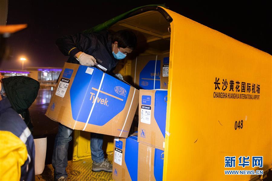 「新华网」“岂曰无衣，与子同袍”——4.2万套医用防护服运抵长