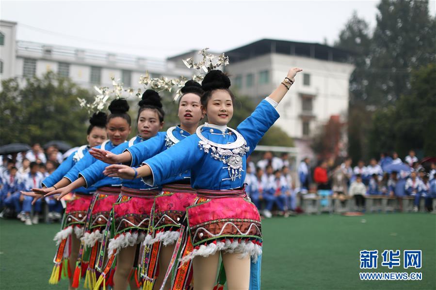 贵州丹寨：非遗进校园 “锦鸡”舞起来
