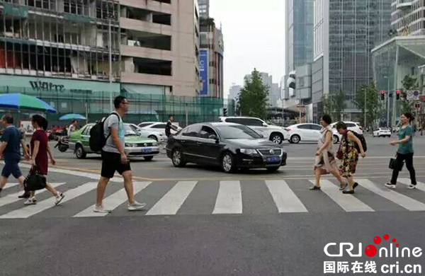 图片默认标题_fororder_机动车文明礼让。（成都市交管局-供图）