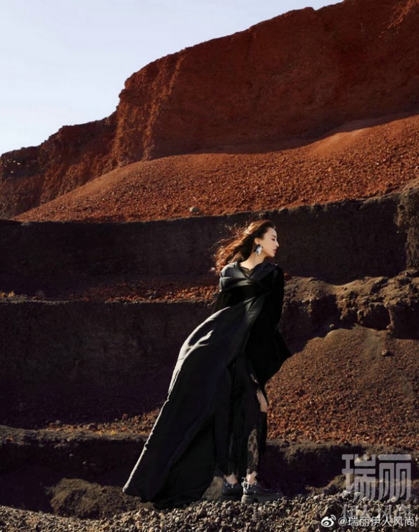 Aktris Tiongkok Huang Shengyi Naik ke Sampul Majalah