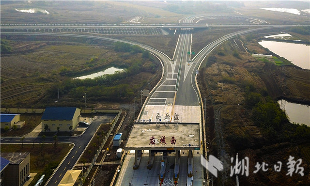 鸟瞰：武汉城市圈环线孝洪高速开通