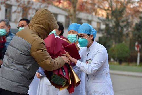 【战“疫”·人物】陕西首例出院患者背后的唐都英雄团队