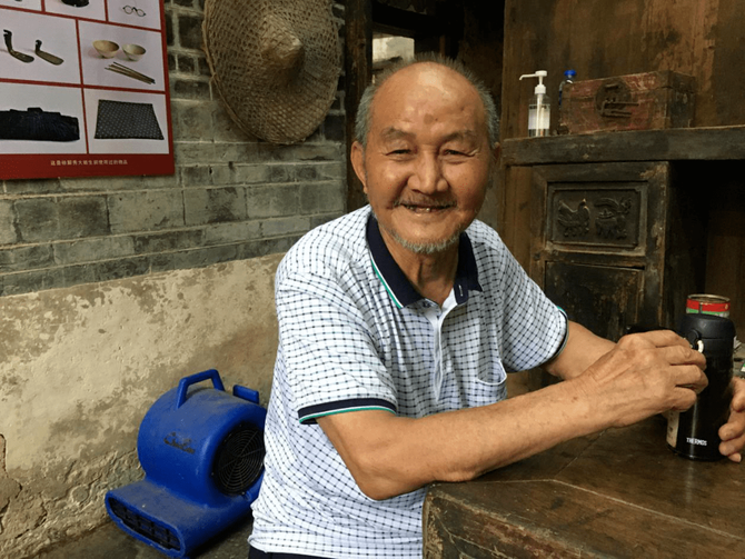 ສີ​ແສງ​ແຫ່ງ​ຍຸກ: ເລື່ອງ​​ລາວ“​ຜ້າ​ຫົ່ມ​ເຄິ່ງ​ຜືນ”ກັບ​ຜູ້​ສືບ​ທອດ_fororder_半条被子2