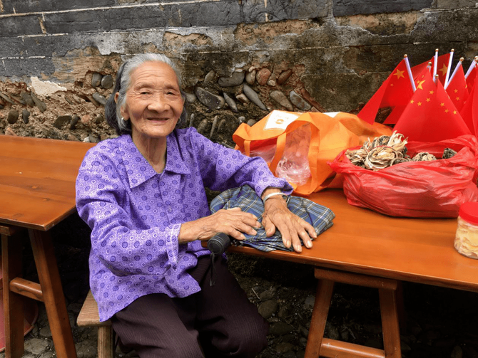 ສີ​ແສງ​ແຫ່ງ​ຍຸກ: ເລື່ອງ​​ລາວ“​ຜ້າ​ຫົ່ມ​ເຄິ່ງ​ຜືນ”ກັບ​ຜູ້​ສືບ​ທອດ_fororder_半条被子6