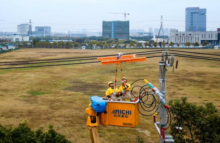 国网苏州供电公司首次开展20千伏架空线不停电作业
