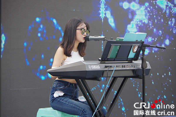 图片默认标题_fororder_10号美女歌手-以一首《漂洋过海来看你》获得冠军（摄影-刘世光）